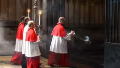 Pünktlich zum Glockenschlag der Domuhr setzt sich die Prozession in Gang / © Beatrice Tomasetti (DR)