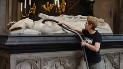 Auch die Grabmale im Dom werden regelm&auml;&szlig;ig abgesaugt. / &copy; Beatrice Tomasetti (DR)