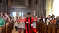 Die Dommessdiener ziehen mit Weihrauch und Kreuz ein / © Beatrice Tomasetti (DR)