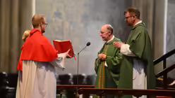 Der Buchdienst gehört zu den unterschiedlichen Aufgaben eines Messdieners / © Beatrice Tomasetti (DR)