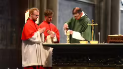 Dommessdiener assistieren bei der Gabenbereitung / © Beatrice Tomasetti (DR)