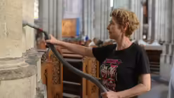 Bettina Grimm ist daf&uuml;r zust&auml;ndig, mit einem Spezialsauger die B&uuml;ndelpfeiler von Staub zu reinigen. / &copy; Beatrice Tomasetti (DR)