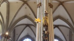 Der kleine Stern wird an einer Schnur ins 40 Meter hohe Gewölbe gezogen. / © Beatrice Tomasetti (DR)