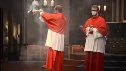 Simon Broda hält beim Weihrauchdienst das sogenannte Schiffchen / © Beatrice Tomasetti (DR)