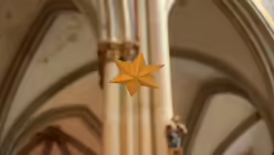 Ein vom Gew&ouml;lbe heruntergelassener Stern mit erkennbaren Schmutzpartikeln. / &copy; Beatrice Tomasetti (DR)