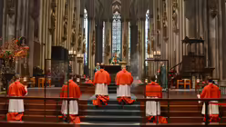 Typisch für die Kölner Dommessdiener ist deren rot-weißes Erscheinungsbild / © Beatrice Tomasetti (DR)