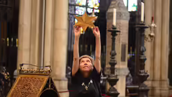 Ein Spezialauftrag f&uuml;r Restauratorin Bettina Grimm, der Freude macht: im wahrsten Sinne des Wortes die Sterne vom Himmel zu holen. / &copy; Beatrice Tomasetti (DR)