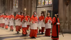 Obermessdiener Simon Broda führt als einer der Ältesten meistens die Prozession mit an / © Beatrice Tomasetti (DR)