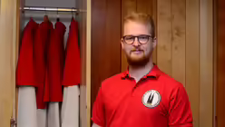 Jeder Messdiener am Dom hat in der Messdienersakristei einen eigenen Spint für Talar, Rochett und Mozetta / © Beatrice Tomasetti (DR)