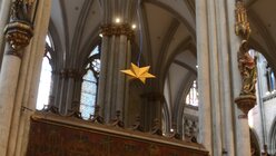 Ein im Chorraum "schwebender" Stern aus dem Gewölbe. / © Beatrice Tomasetti (DR)