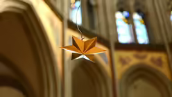 Eine Reihe der Sterne aus den Gewölbezwickeln, die besondere Staubfänger sind, wurden bereits gereinigt. / © Beatrice Tomasetti (DR)