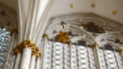 Über Revisionslöcher im Deckengewölbe, die es schon im Mittelalter gab, werden die Sterne hinunter- und auch wieder hinauf gelassen. / © Beatrice Tomasetti (DR)