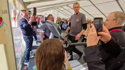 Bischof Heiner Wilmer joggt f&uuml;r einen guten Zweck auf dem Laufband / &copy; Johannes Schr&ouml;er (DR)