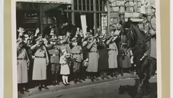 Menschen am Stra&szlig;enrand (NS DOK)