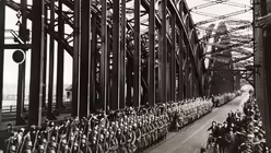 Soldaten der Wehrmacht &uuml;berqueren den Rhein. (NS-Dok)