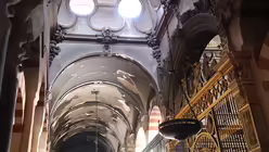 Sichtbare Brandschäden an der Moschee-Kathedrale von Córdoba. / © Madero Cubero/EUROPA PRESS (dpa)