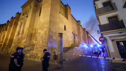 Feuerwehreinheiten und Mitglieder der Guardia Civil sind bei einem Brand in der Moschee von Cordoba im Einsatz. / &copy; Madero Cubero/EUROPA PRESS (dpa)