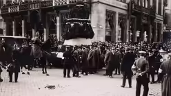 DIe Petersglocke auf ihrem Weg durch die Kölner Altstadt zum Dom (Rheinisches Bildarchiv Köln)