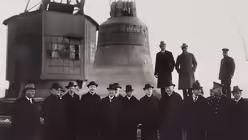 Delegation vor der Petersglocke im Rheinauhafen (Rheinisches Bildarchiv Köln)