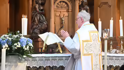 In der K&ouml;lner Wallfahrtskirche wird "versus Deum" - mit dem R&uuml;cken zur Gemeinde - zelebriert / &copy; Beatrice Tomasetti (DR)