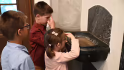 Kinder am Weihwasserbecken in der Kupfergasse / © Beatrice Tomasetti (DR)