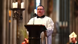 Oliver Sperling beim Kantorendienst am Ambo / © Beatrice Tomasetti (DR)