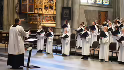 Der Mädchenchor am Kölner Dom im Pontifikalamt am Hochfest der Auferstehung des Herrn / © Beatrice Tomasetti (DR)