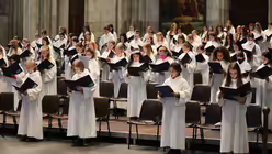 Der M&auml;dchenchor am K&ouml;lner Dom im Pontifikalamt am Hochfest der Auferstehung des Herrn / &copy; Beatrice Tomasetti (DR)
