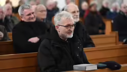Pater Gregor beim Oasentag in der K&ouml;lner Minoritenkirche (dahinter die Weihbisch&ouml;fe Schwaderlapp und Puff) / &copy; Beatrice Tomasetti (DR)