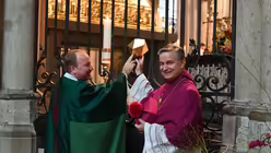 Domdechant Robert Kleine und Domkapitular Markus Hofmann und das neue Reliquiar / © Beatrice Tomasetti (DR)