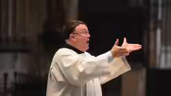 Oliver Sperling im Pontifikalamt am Hochfest der Auferstehung des Herrn / © Beatrice Tomasetti (DR)