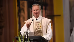 Der Leitende Pfarrer in Bedburg, Johannes Wolter, bei der Begrüßung zur Gute-Rats-Oktav. / © Beatrice Tomasetti (DR)