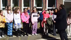 &bdquo;Surrexit dominus vere&ldquo; stimmt Chorleiter Oliver Sperling spontan mit seinen S&auml;ngerinnen an. / &copy; Beatrice Tomasetti (DR)