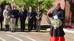 Bei strahlendem Sonnenschein empf&auml;ngt der Erzbischof nach dem Osterhochamt die jungen Leute bei sich zuhause / &copy; Beatrice Tomasetti (DR)