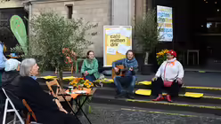 Der Name k&ouml;nnte passender nicht sein: Im Kirchencaf&eacute; "mittendrin" ist viel los. / &copy; Beatrice Tomasetti (DR)