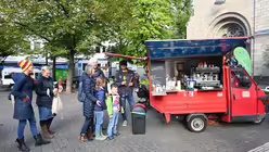 Die Attraktion des Kirchencaf&eacute;s: An der roten Ape bekommt man Waffeln, Eis und Hei&szlig;getr&auml;nke. / &copy; Beatrice Tomasetti (DR)