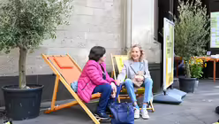 Mediterranes Flair: Auf Liegest&uuml;hlen l&auml;sst es sich entspannt miteinander ins Gespr&auml;ch kommen. / &copy; Beatrice Tomasetti (DR)