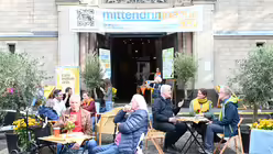 Der belebte Platz vor St. Nikolaus wird von allen Besuchern der Glaubenswoche sehr gesch&auml;tzt. / &copy; Beatrice Tomasetti (DR)