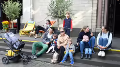 Die Treppe vor der Kirche ist im Sommer ganz besonders  beliebt.

 / &copy; Beatrice Tomasetti (DR)