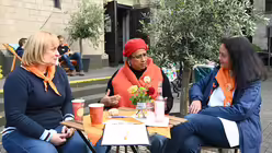 Bei der Glaubenswoche rund um die Uhr im Einsatz: Gemeindemitglied Claudia Grunwald (rechts). / &copy; Beatrice Tomasetti (DR)