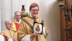 Kardinal Woelki freut sich über das Marientäfelchen aus Tschenstochau / © Beatrice Tomasetti (DR)