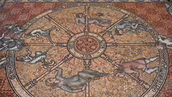 Das Glücks- oder auch Schicksalsrad wurde nach einem Entwurf des Architekten August von Essenwein 1887 realisiert / © Beatrice Tomasetti (DR)