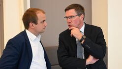 Der CDU-Landtagsabgeordnete Martin Lucke und Stephan Santelmann, Landrat im Rheinisch-Bergischen Kreis. / © Beatrice Tomasetti (DR)