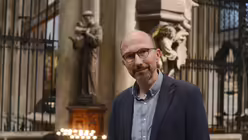 Der Lieblingsort von Domrendant Klaus Bispinck im Kölner Dom ist vor der Statue des Heiligen Antonius. / © Beatrice Tomasetti (DR)