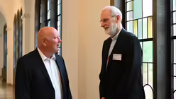 Markus Perger im Gespr&auml;ch mit Weihbischof Ansgar Puff. / &copy; Beatrice Tomasetti (DR)