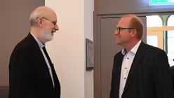 Weihbischof Ansgar Puff mit dem K&ouml;lner SPD-Politiker Jochen Ott. / &copy; Beatrice Tomasetti (DR)