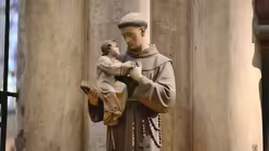 Der Heilige Antonius wird meist in seinem Ordensgewand und mit dem Jesuskind auf dem Arm dargestellt. / © Beatrice Tomasetti (DR)