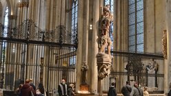 Im Vergleich zum fast gigantisch wirkenden Christopherus nimmt sich die Statue des Heiligen Antonius eher bescheiden aus. / © Beatrice Tomasetti (DR)