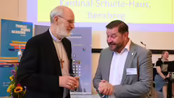 Weihbischof Puff und Tim-O. Kurzbach. / &copy; Beatrice Tomasetti (DR)