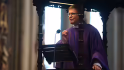 Domkapitular Christoph Ohly beim Predigen auf der Dom-Kanzel. / © Beatrice Tomasetti (DR)